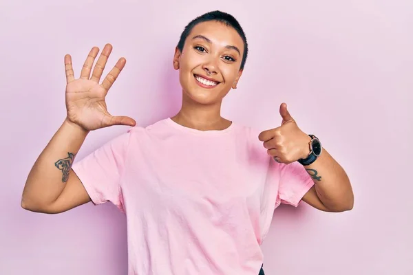 Hermosa Mujer Hispana Con Pelo Corto Con Camiseta Rosa Casual —  Fotos de Stock