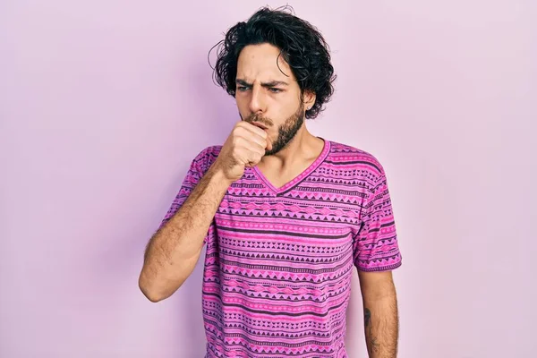 穿着休闲粉色T恤的英俊的恐慌男人感觉不适 咳嗽是感冒或支气管炎的症状 保健概念 — 图库照片