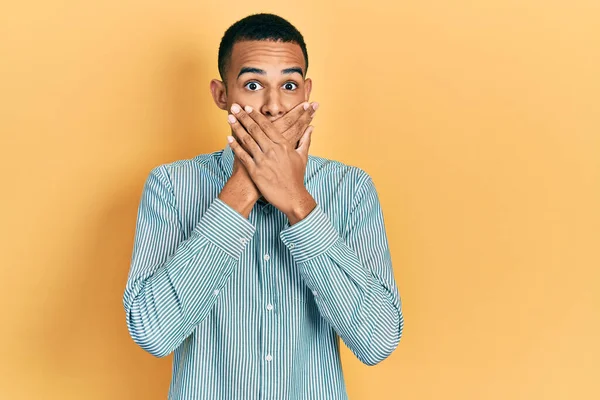 Ung Afrikansk Amerikansk Man Klädd Vardagskläder Chockad Täcka Mun Med — Stockfoto