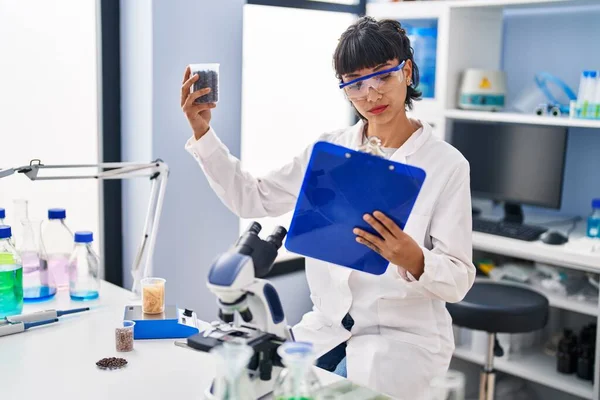 Ung Kvinnlig Forskare Håller Urklipp Och Prov Laboratoriet — Stockfoto