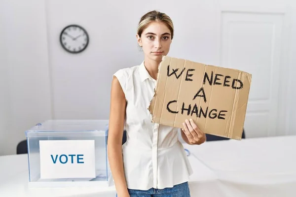 Mladá Blondýna Politických Volbách Pořádání Potřebujeme Změnu Prapor Myšlení Postoj — Stock fotografie