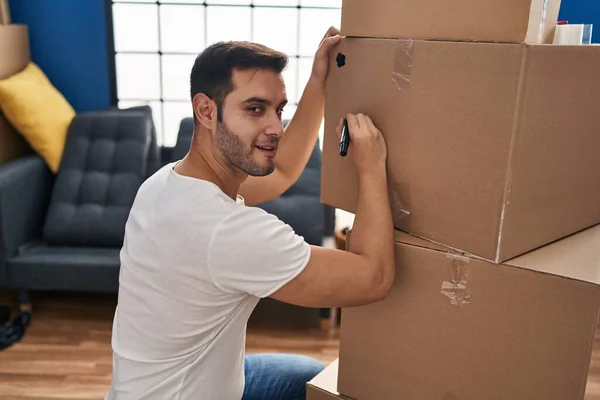 Genç Spanyol Adam Gülümsüyor Yeni Evindeki Karton Kutuya Kendinden Emin — Stok fotoğraf