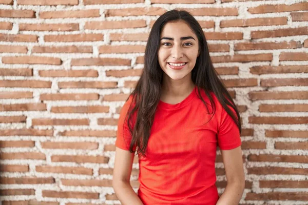 Ung Tonåring Flicka Står Över Tegelvägg Med Ett Lyckligt Och — Stockfoto