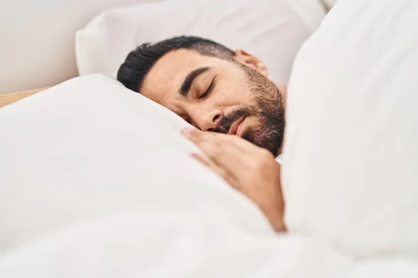 Ung Latinamerikan Ligger Sängen Och Sover Sovrummet — Stockfoto