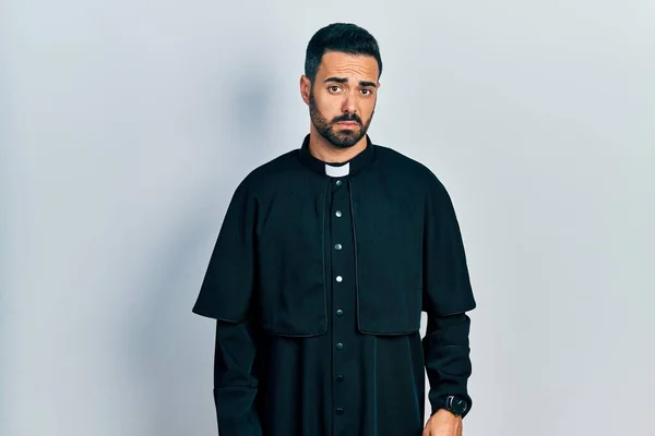 Hombre Hispano Guapo Con Barba Vestida Sacerdote Católico Escéptico Nervioso —  Fotos de Stock