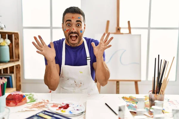 Jovem Hispânico Com Barba Estúdio Arte Com Rosto Pintado Comemorando — Fotografia de Stock