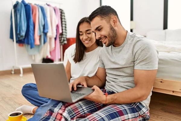 Jong Latijn Paar Glimlachen Gelukkig Met Behulp Van Laptop Zitten — Stockfoto