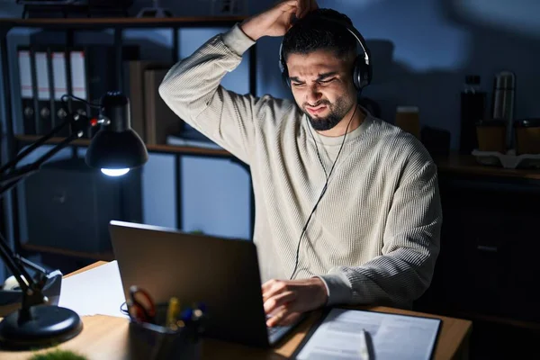 Joven Hombre Guapo Que Trabaja Con Computadora Portátil Por Noche — Foto de Stock