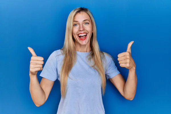Beautiful Blonde Woman Wearing Casual Shirt Blue Background Success Sign — Foto de Stock