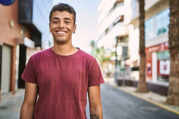Ung Latin Man Ler Glad Stående Vid Staden — Stockfoto