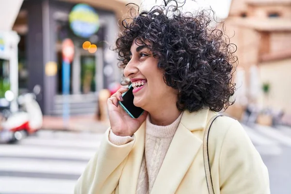 Young Middle East Woman Excutive Smiling Confident Talking Smartphone Street — Stockfoto