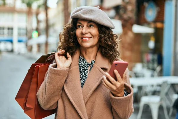 Hispanische Frau Mittleren Alters Nutzt Smartphone Shopping Der Stadt — Stockfoto