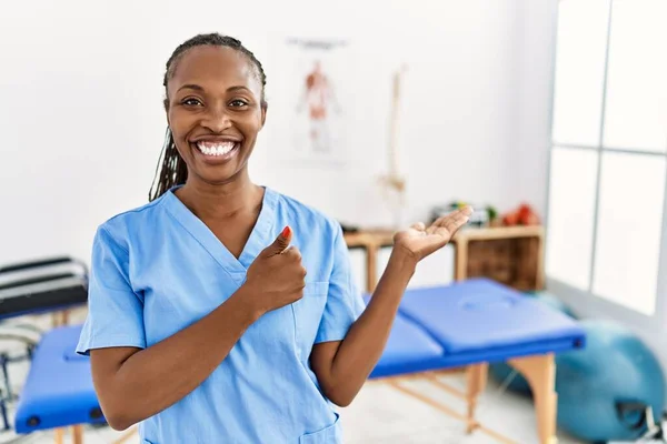 Schwarze Frau Mit Zöpfen Die Einer Schmerzklinik Arbeitet Zeigt Die — Stockfoto