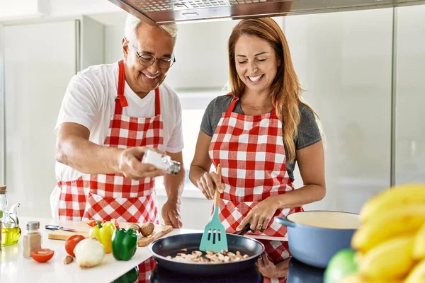 Pareja Hispana Mediana Edad Sonriendo Feliz Cocinando Cocina —  Fotos de Stock