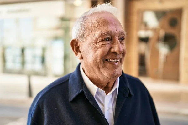 Starszy Mężczyzna Uśmiecha Się Pewnie Stojąc Ulicy — Zdjęcie stockowe