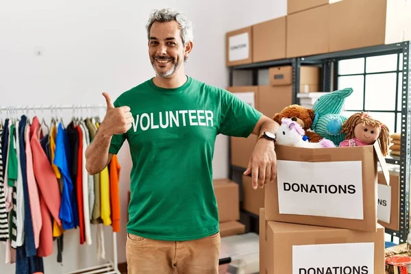 Homem Hispânico Meia Idade Vestindo Shirt Voluntária Doações Stand Fazendo — Fotografia de Stock