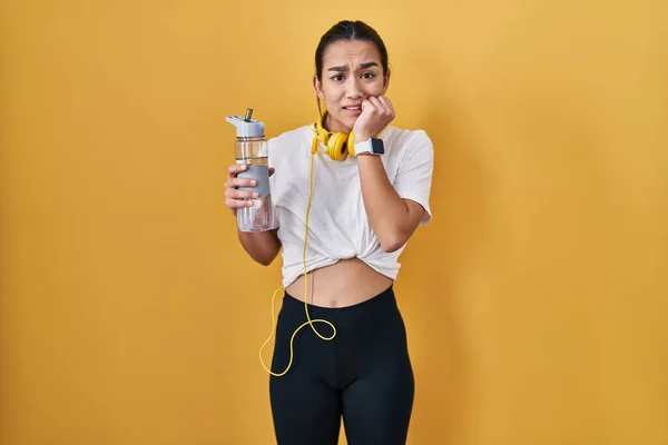 Ung Sydasiatisk Kvinna Bär Sportkläder Dricksvatten Ser Stressad Och Nervös — Stockfoto