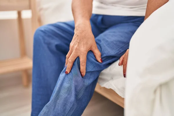 Middle Age Woman Suffering Knee Pain Sitting Bed Bedroom — Stock Photo, Image