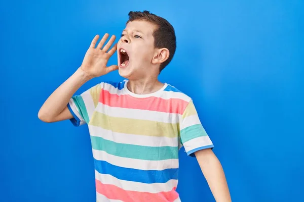 Jovem Caucasiano Sobre Fundo Azul Gritando Gritando Alto Para Lado — Fotografia de Stock