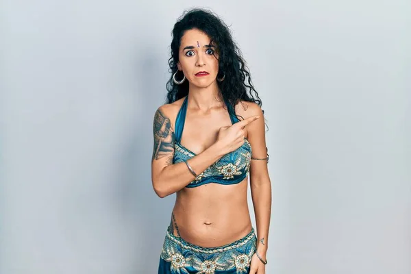 Mujer Joven Vistiendo Bindi Ropa Danza Tradicional Del Vientre Señalando — Foto de Stock