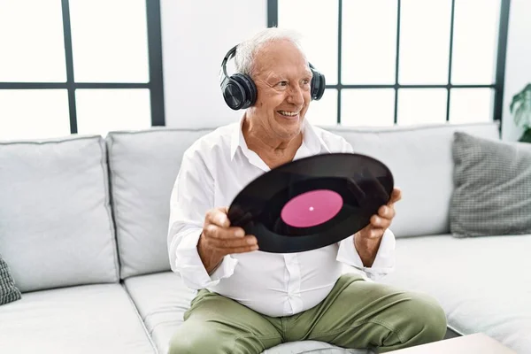 Älterer Mann Hört Musik Und Hält Schallplatte Hause — Stockfoto