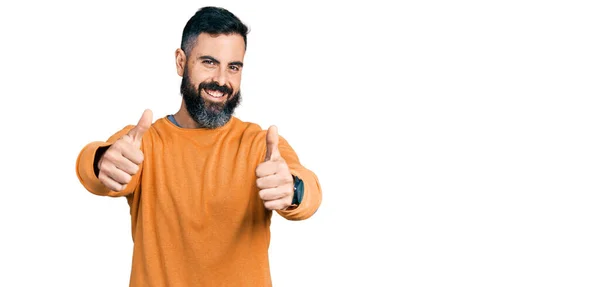 Hispanic Man Med Skägg Bär Casual Vinter Tröja Godkänner Gör — Stockfoto