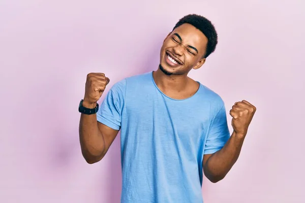 Jeune Homme Afro Américain Portant Shirt Bleu Décontracté Très Heureux — Photo