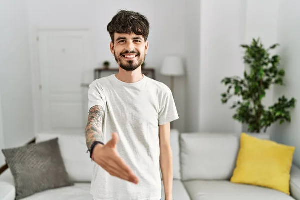 Spaanse Man Met Baard Woonkamer Thuis Glimlachend Vriendelijk Aanbieden Van — Stockfoto