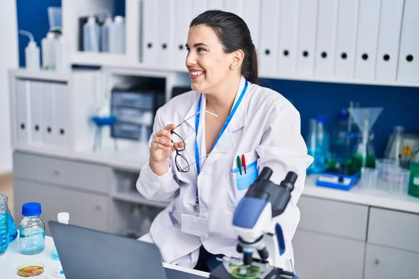 Jovem Cientista Hispânico Usando Laptop Trabalhando Laboratório — Fotografia de Stock