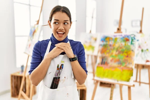 Joven Morena Estudio Arte Riendo Nerviosa Emocionada Con Las Manos —  Fotos de Stock