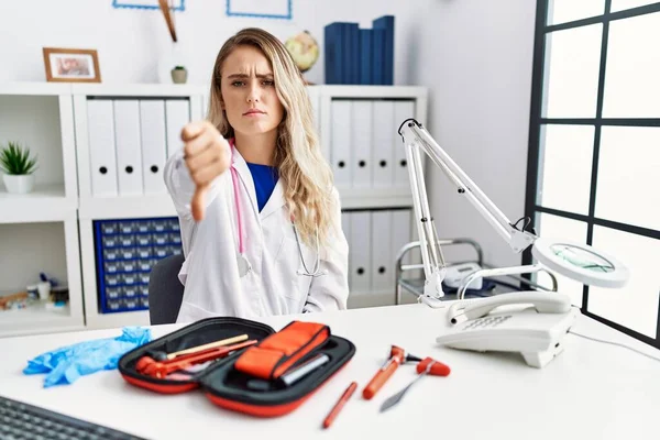 Mladá Krásná Doktorka Reflexním Kladivem Zdravotnickými Nástroji Vypadá Nešťastně Rozzlobeně — Stock fotografie