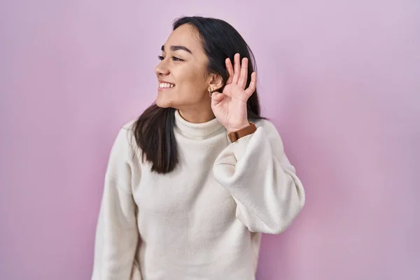 Giovane Donna Asiatica Del Sud Piedi Sfondo Rosa Sorridente Con — Foto Stock