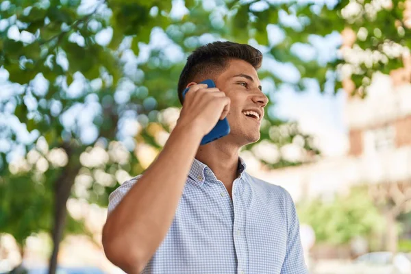 Ung Latinamerikansk Man Ler Säker Talar Smartphone Gatan — Stockfoto