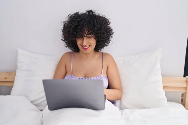 Young Middle East Woman Using Laptop Sitting Bed Bedroom — ストック写真