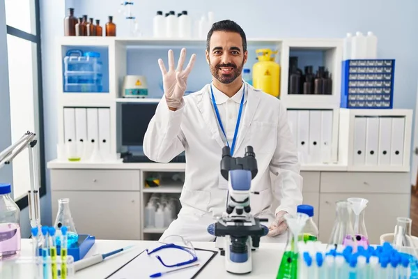 Mladý Hispánec Vousy Pracující Laboratoři Vědec Ukazuje Ukazuje Prsty Číslo — Stock fotografie