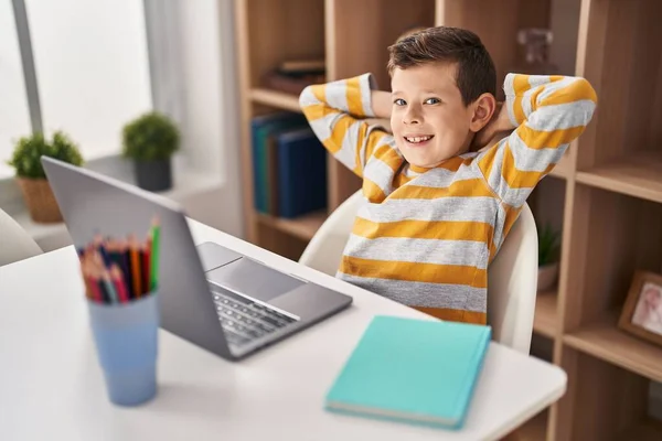 Blondes Kind Sitzt Mit Laptop Hause Auf Tisch — Stockfoto