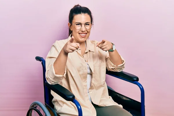 Junge Hispanische Frau Sitzt Rollstuhl Und Zeigt Mit Den Fingern — Stockfoto