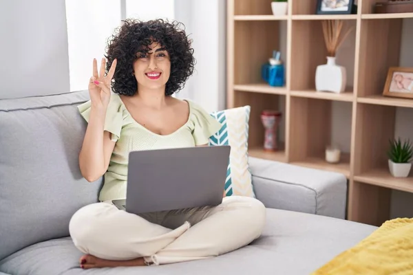 Young Brunette Woman Curly Hair Using Laptop Sitting Sofa Home — Stok fotoğraf