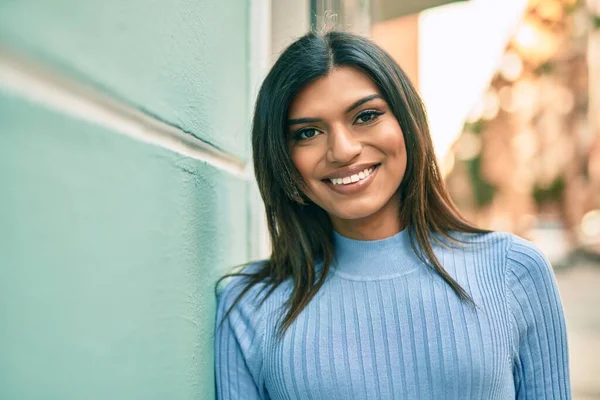 Mooie Latino Vrouw Glimlachen Confient Leunend Muur — Stockfoto