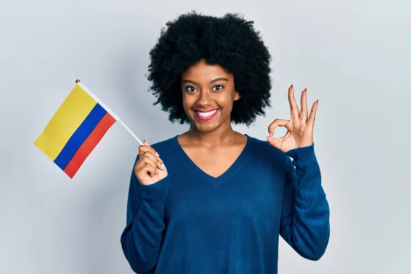 Young African American Woman Holding Colombia Flag Doing Sign Fingers — Stock fotografie