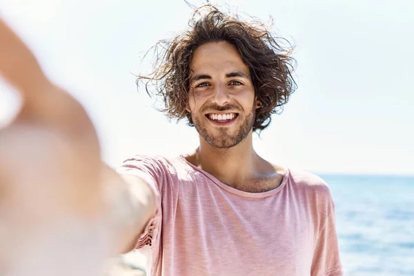 Ung Latinamerikansk Man Ler Glad Gör Selfie Vid Kameran Står — Stockfoto