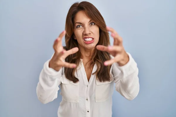 Hispanic Woman Standing Isolated Background Shouting Frustrated Rage Hands Trying — Stock Photo, Image