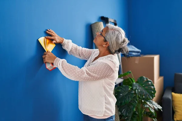 Mujer Mediana Edad Eligiendo Color Pintura Prueba Nuevo Hogar — Foto de Stock