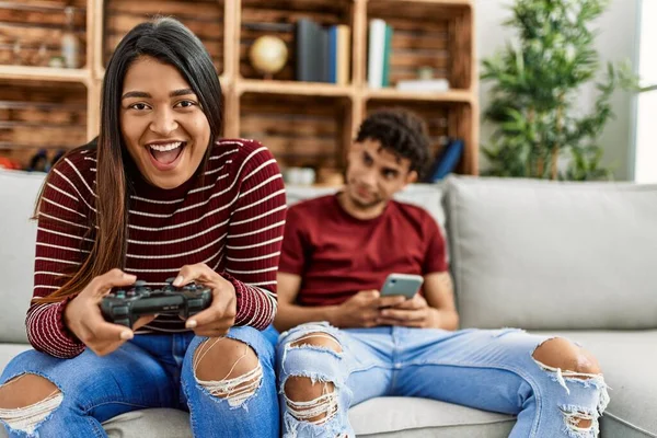 Mulher Jogando Videogame Homem Usando Smartphone Casa — Fotografia de Stock