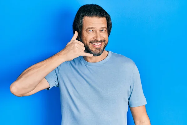 中世の白人男性は 携帯電話で話すような手や指で携帯電話のジェスチャーを行う笑顔カジュアルな服を着ていた コミュニケーションの概念 — ストック写真