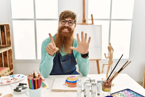 Redhead Man Long Beard Painting Clay Bowl Art Studio Showing — Stok fotoğraf
