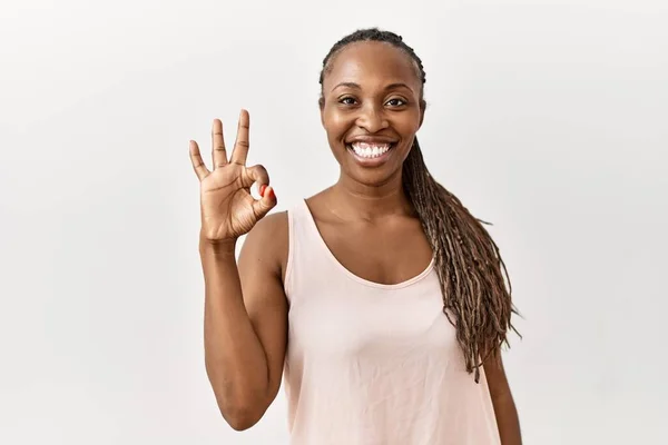 Mulher Negra Com Tranças Sobre Fundo Isolado Sorrindo Positivo Fazendo — Fotografia de Stock