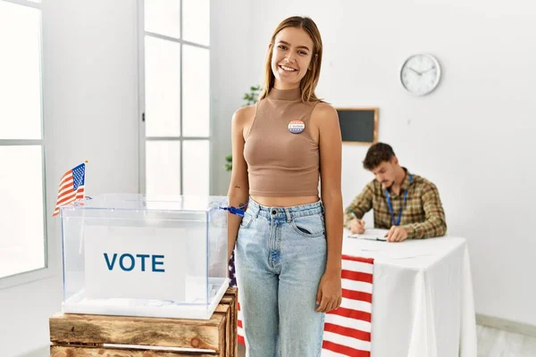 Młoda Amerykańska Wyborczyni Stojąca Przy Urnie Wyborczej Koledżu Wyborczym — Zdjęcie stockowe