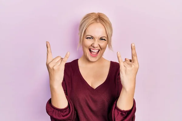 Young Blonde Woman Wearing Casual Winter Sweater Shouting Crazy Expression — Stockfoto