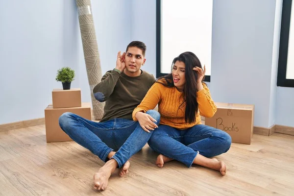 Junges Paar Das Neuen Zuhause Auf Dem Fußboden Sitzt Und — Stockfoto